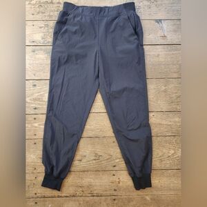 Lululemon License to Train High-Rise Pant. Light weight jogger. Size 6. Black